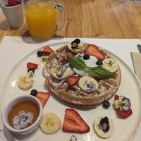 Waffle vegano con jugo de naranja at Ol'Days in Buenos Aires