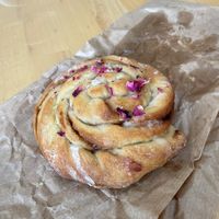 Lemon rose cinnamon roll  at Kawiarnia Nie wylej in Lublin