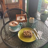 Crumble & hot chocolate  at Pastelería Datílvainilla Veggie in Pucon