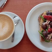 Café con leche vegetal y bruscheta con hummus y cosas frescas, riquísima opción vegana para desayunar at Entre Migas y Café in San Carlos De Bariloche