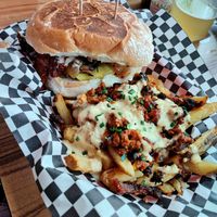 Hamburguesa orisha con papas montana at Rockabilly in Gran Canaria