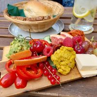 Breakfast plate "vegane Auszeit" with bread basket (one roll + 2 slices) (11.50€) at Café Auszeit in Fulda
