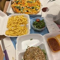 🔝 Pizza Marcello Speciale, Veganer Burger mit Salat und extra Pommes 🔝 (Dieses mal zum Mitnehmen)  at GenussSpecht in Spielberg