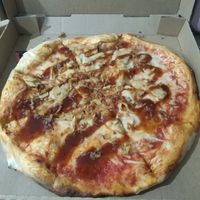 Beaucoup de sauce, peu de garniture.. at Pidz in Paris