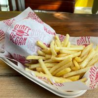 Garlicious chick’n burger and fries at Dirty Vegan - Barcode Street Food in Oslo