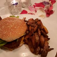 Veganer Burger mit Wedges at Schaberger Bahnhof in Solingen