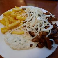 Veganes Gyros mit Pommes und Tzaziki at Schaberger Bahnhof in Solingen