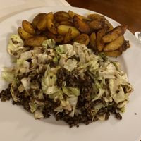 Kohl mit veganem Hack und Kartoffelspalten… würzig knackig und sehr gut gewürzt !  at Schaberger Bahnhof in Solingen