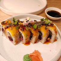 Uramaki Mango. 10 piezas, buenísimo at MUDRA Plant Based  in Madrid