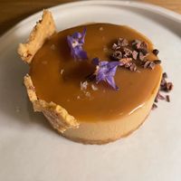 Coconut "dulce de leche" cheesecake - Almond and date biscuit base, with cashew cheese and coconut milk sweet. at MUDRA Plant Based  in Madrid