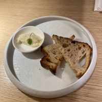 Pan de centeno con mantequilla a base de almendras (aperitivo)  at MUDRA Plant Based  in Madrid