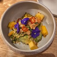 Thai salad, 4 leaves, 4 pieces of pineapple, 1/4 cup of rice at MUDRA Plant Based  in Madrid