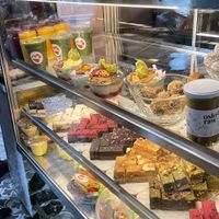 richtig viel roh vegane Auswahl   at Oslo Raw Frogner in Oslo