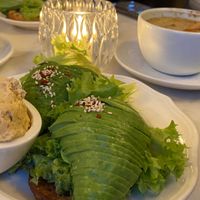 Avocado Toast + extra Hummus at Oslo Raw Frogner in Oslo