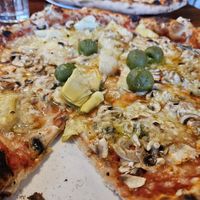 Pizza Funghi mit veganem Käse und Artischocken at Pizza Garten in Zingst