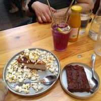 Brownie and vegan cheesecake at BRÛLÉ in Toulouse