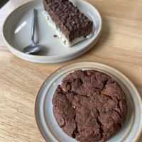 Riz chocolat + cookie chocolat cacahuète   at BRÛLÉ in Toulouse