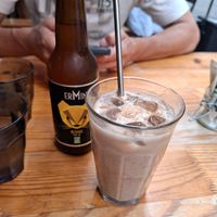 Bière et chaï latte frappé at BRÛLÉ in Toulouse