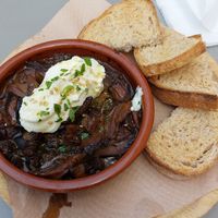 Mushrooms with vegan aioli and bread at Festinar in Valencia