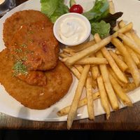 Veganes Schnitzel mit pikanter Erdnuss soße  #Veganuary at Café Extrablatt in Darmstadt