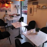 Cosy sitting area while you wait for take away or want to eat in at Konijnenvoer Express in Arnhem