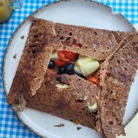 Galette vegane : olives, tomates cerises, artichauts at Le Comptoir de Mamie Bigoude in Blois
