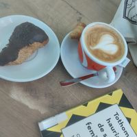 Café amb llet de civada i caracola de xocolata acompanyats d'un genial assaig feminista 💜 at La Veggiesseria in Tarragona