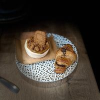 croissant relleno de choco y cheescake de lotus🤤 at La Veggiesseria in Tarragona