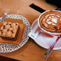 Cafe y dulce de chocolate y avellana  at La Veggiesseria in Tarragona