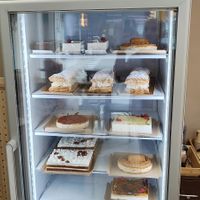 Variedad de pasteles at La Veggiesseria in Tarragona