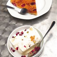 Tarta de frutos rojos y helado con frutos secos at Oh K-fée d'Mj in Nantes