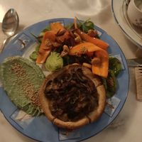 Tartelette oignon caramélisées poireaux champignons salade de pousse d'épinard carottes betterave noix de cajou ou mousse à la spiruline at Oh K-fée d'Mj in Nantes