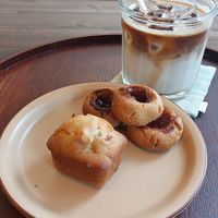 Peanut jam cookies, pound cake and oat latte at Bgomi in Seoul