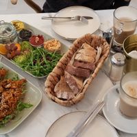 Vegane Platte und Stulle mit veganem Karottenlachs zum Frühstück at Batela in Saarbrucken