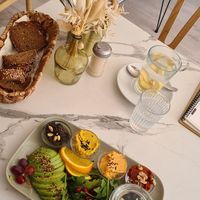 Vegane Platte mit frischem Ingwer Zitronen Tee at Batela in Saarbrucken