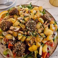 Mixed Salat with falafel, roasted mushrooms & potatoes #Veganuary at Batela in Saarbrucken