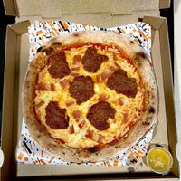 BBK. Boloñesa, Bacon y Keso. Masa artesanal, fermentada 48h. SUPER😋 at Freezza in Barcelona