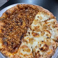 Bbq crispie sin bacon y queso de cabra con cebolla caramelizada at Roller Pizza  in Fuenlabrada