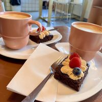 Vegan Brownie  & Flat White mit Hafermilch  at Freddy's Cafe in Kolding