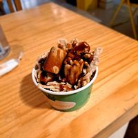 Leite de amêndoa com paçoca e cobertura de carame at A Tropicana - Sorvetes na chapa in Sao Paulo