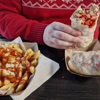 Chill fries with cheese? We expected chilli as opposed to a chilli sauce? Tandoori chicken wrap was good #Veganuary at Hot Box - Food Stand in Swindon