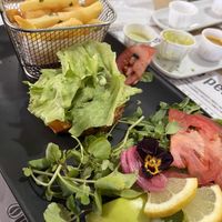 Hambúrguer vegan com salada e batata frita  at 1500 in Agueda