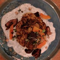 Cavolfiore arrosto speziato con funghi shitake, ceci fritti e salsa yogurt con tahina e aneto (vegetariano) at Restaurant La Tomate Verte in Aix-en Provence
