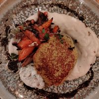 Burger di ceci con salsa allo yogurt di soia, pickles di zucca, indivia grigliata e cremoso di topinambour at Restaurant La Tomate Verte in Aix-en Provence