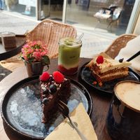 Vegan blueberry chocolate cake, chai latte with oat milk, strawberry matcha, carrot cake (not vegan) at Auckland Coffee in Nuremberg