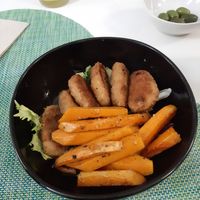 Nugets de heura y palitos de boniato at Qi Food in Elche