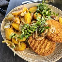 'Der Blender': no-chicken schnitzel with pan-fried potatoes, fried mushrooms & onions, served with lemon & herb sauce and roasted garlic (19.5) at Haus Am Park in Bad Soden-salmuenster