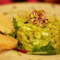 Veganes Ceviche mit Avocado, Zwiebel und Zucchini. at Más Que la Cresta in Cadiz