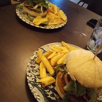 Oben: "Bacon Cheese" unten "Herbstspecial" at Más Que la Cresta in Cadiz