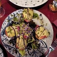 Tomates con aguacate y quinoa at Más Que la Cresta in Cadiz